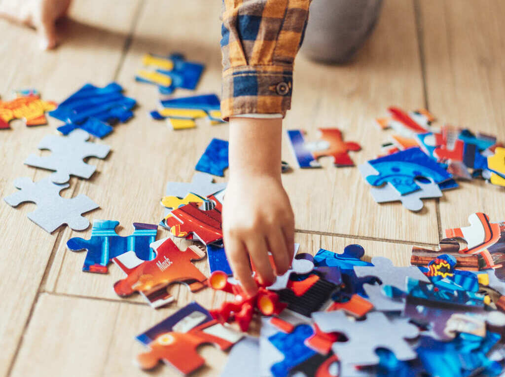 kid-playing-with-jigsaw-servicios-2